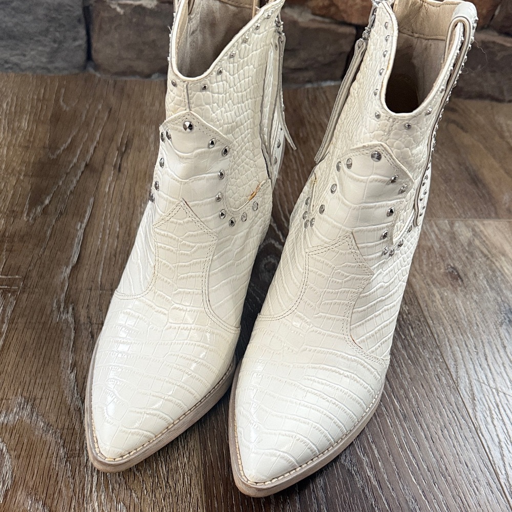 Sam Edelman, White Croc-Embossed Western Ankle Boots with Stud Details, 9.5 - Picture 9 of 11